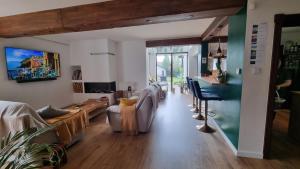 Μια τηλεόραση ή/και κέντρο ψυχαγωγίας στο Emerald Spa Guest house