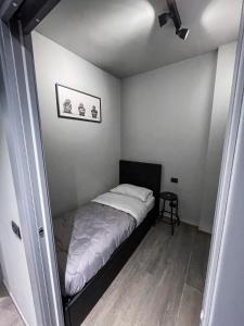 una piccola camera con un piccolo letto di Bubi House Moscova a Milano