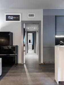 un corridoio in un edificio con corridoio che conduce a una camera di Bubi House Moscova a Milano