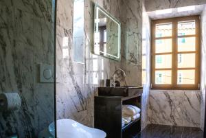 Koupelna v ubytování King Kresimir Heritage Hotel