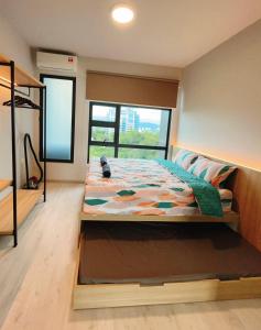 コタキナバルにあるMango House6-SeaView,Wifi, Waterfilter,biggest JQのベッドルーム1室(ベッド1台、大きな窓付)
