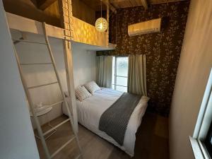 Dormitorio pequeño con litera y ventana en Nishi-ogikubo, en Ogikubo