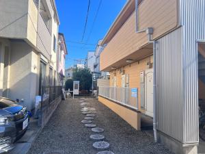 un callejón entre dos edificios con un coche estacionado al lado en Nishi-ogikubo, en Ogikubo