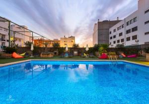 uma grande piscina no meio de um edifício em Port Feria Valencia em Valência