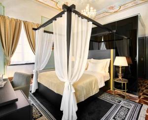 Postel nebo postele na pokoji v ubytování King Kresimir Heritage Hotel