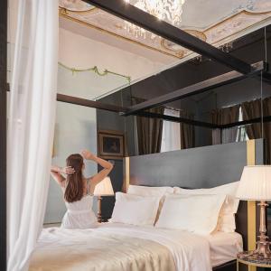Postel nebo postele na pokoji v ubytování King Kresimir Heritage Hotel