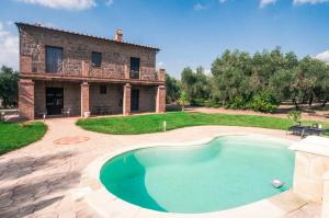 Bazén v ubytovaní Agriturismo Tenuta Roccaccia alebo v jeho blízkosti