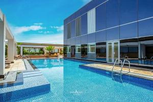una piscina di fronte a un edificio di Sky Gardens - Luxury Studio in Central DIFC a Dubai
