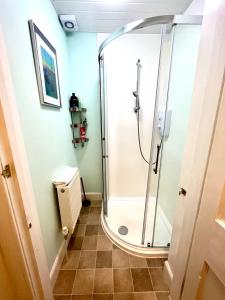 um chuveiro na casa de banho com piso em azulejo em Beautiful Spacious Ground Floor Newington flat em Edinburgo