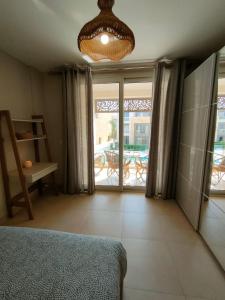 Postel nebo postele na pokoji v ubytování Mangroovy Gouna 1 BR apartment