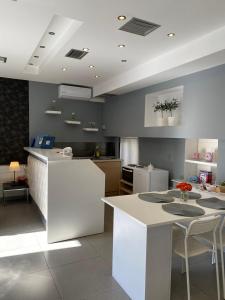 Η κουζίνα ή μικρή κουζίνα στο APOLLONIO Suites
