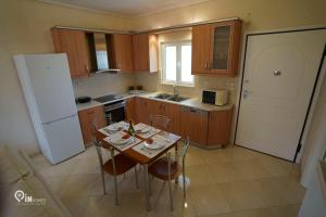 Kuchyň nebo kuchyňský kout v ubytování On The Wave - Modern Beachfront Apartment