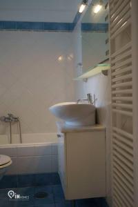 Koupelna v ubytování On The Wave - Modern Beachfront Apartment + 46 fotografií