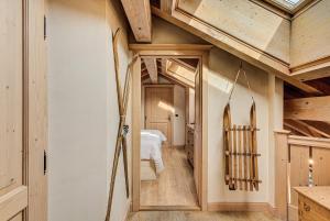 シャモニー・モンブランにあるAPARTMENT LONGVIEW - Alpes Travel - Central Chamonix - Sleeps 8の木製の天井の客室の廊下