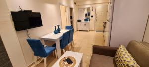 sala de estar con sofá y mesa en Sun Homes: A Travellers Paradise, en Alanya
