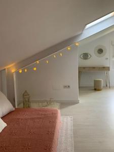 um quarto com uma cama e uma mesa com luzes em Villa Simpatía em Merza