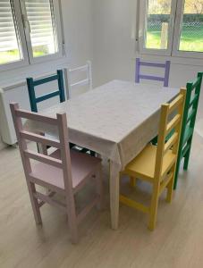 uma mesa com duas cadeiras e uma mesa e uma mesa e uma espreguiçadeira em Villa Simpatía em Merza