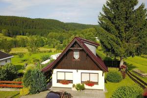 una pequeña casa de color marrón y blanco en Ferienhaus-Hellmich, en Scheibe-Alsbach
