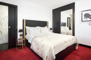 Postel nebo postele na pokoji v ubytování King Kresimir Heritage Hotel