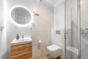 a bathroom with a toilet sink and a shower at Apartament Laguna Beskidów 64 przy Jeziorze Żywieckim - Dream Apart in Zarzecze +26 photos