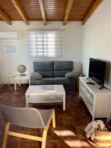 Finca La Luz في سان ميغيل ذي أبونا: غرفة معيشة مع أريكة وطاولة