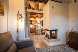 Una sala de estar con un sofá y una chimenea. en Casa Girasole Podere Fossaccio, en Asciano
