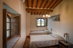 Un dormitorio con una cama en la esquina de una habitación. en Casa Girasole Podere Fossaccio, en Asciano 54 fotos más
