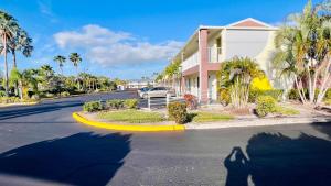 uma sombra de uma pessoa tirando uma foto de uma casa em Flamingo Motel em Okeechobee