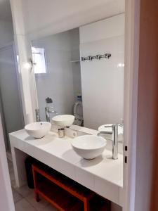 een badkamer met 2 wastafels en een grote spiegel bij Le Médicis - Centre village calme in Bessan