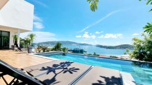 - une vue sur l'eau depuis une maison avec piscine dans l'établissement The Hill Ocean Villa With 5 bedrooms and Infinity Pool, à Nha Trang