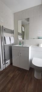 um banheiro branco com uma pia e um vaso sanitário em Hazeldene Guest House em Perth mais 89 fotografias