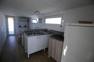 een keuken met een wastafel en een koelkast bij Mini appartamento sul mare in Molfetta