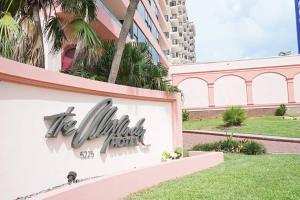 um sinal na lateral de um edifício em 2 bedroom apartment w balcony & ocean view @ the beach 154 em Miami Beach