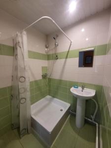 ein Badezimmer mit einer Badewanne und einem Waschbecken in der Unterkunft H18B EUROHOTEL in Narva