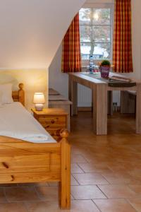 um quarto com uma cama de madeira e um lavatório em Ferienpark Auf dem Simpel - Dreibettzimmer em Soltau