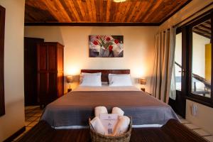 a bedroom with a bed with a basket in it at Odoiá Maragogi Restaurante e Estalagem in Maragogi