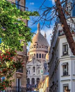 a view of the capitol building from between buildings at Villa Miramar Near Disneyland Paris in Annet-sur-Marne