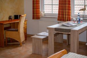 eine Küche mit einem Tisch, einem Schreibtisch und einem Stuhl in der Unterkunft Vierbettzimmer 3 in Soltau