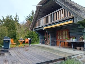 una terraza de madera frente a una casa en Romantiline ja privaatne talu Pädaste lahe ääres, en Pädaste