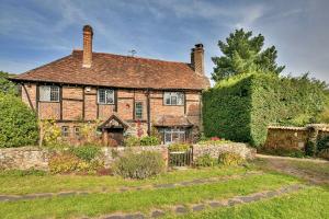 Finest Retreats - The Ratcatchers Cottage : منزل من الطوب القديم وامامه حديقة