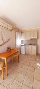 eine Küche mit einem Holztisch im Zimmer in der Unterkunft Seven Islands in Gaios