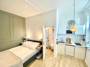 um pequeno quarto com uma cama e uma cozinha em Studio 229 em Dortmund