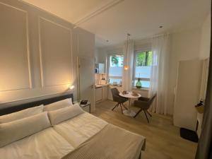 1 dormitorio con cama, escritorio y mesa en Studio 229 en Dortmund