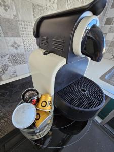 procesor żywności siedzący na stole z miską żywności w obiekcie El Libre Playa Puerto Rico w mieście Puerto Rico de Gran Canaria