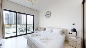 Postel nebo postele na pokoji v ubytování Primestay - Binghatti Canal Studio, Business Bay