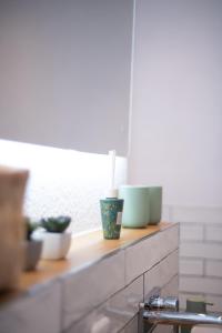 a kitchen counter with bowls on a window sill at 80 m2 l Central lWLAN lNetflix l MuYa Apartments in Hannover