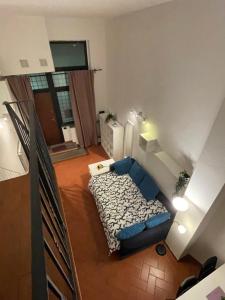 フィレンツェにあるCasa La Porta Rossaのソファ付きのリビングルームの景色を望めます。 +10枚の写真