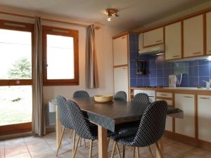 een keuken met een tafel en stoelen in een kamer bij Appartement La Plagne Montchavin Les Coches, 2 pièces, 5 personnes - FR-1-181-2711 in La Plagne Tarentaise
