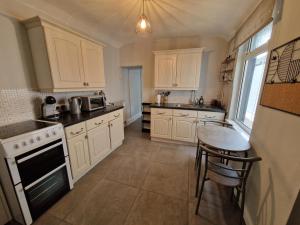 Η κουζίνα ή μικρή κουζίνα στο 4 Bedroom house in Merthyr Tydfil. Near Brecon Beacons National Park