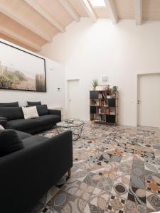 un soggiorno con divano e pavimento piastrellato. di Zuara9Room Rimini a Rimini